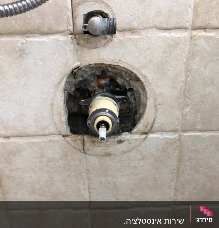 חיבור צנרת מים בקיר עם ברז חשוף